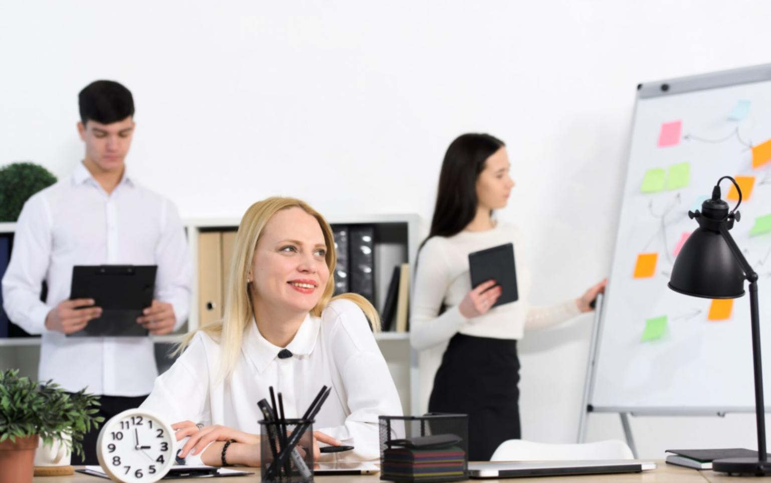 Imagini din primele noastre sesiuni de dezvoltare personală, arătând atmosfera caldă și colaborativă